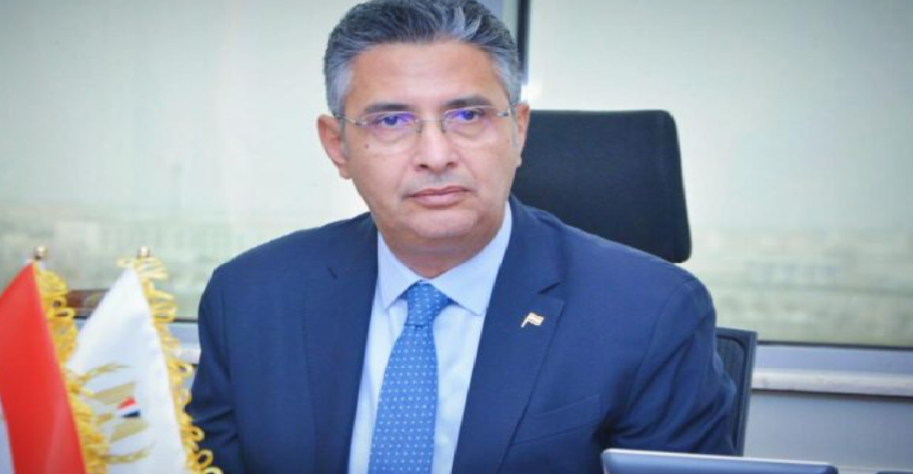 ببالغ الحزن.. دنيا الفلوس تعزي الدكتور شريف فاروق في وفاة والد زوجته